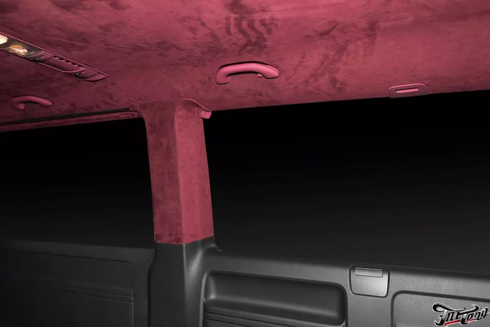 VW Multivan. Перетяжка потолка в алькантару малинового цвета с окрасом потолочного пластика.